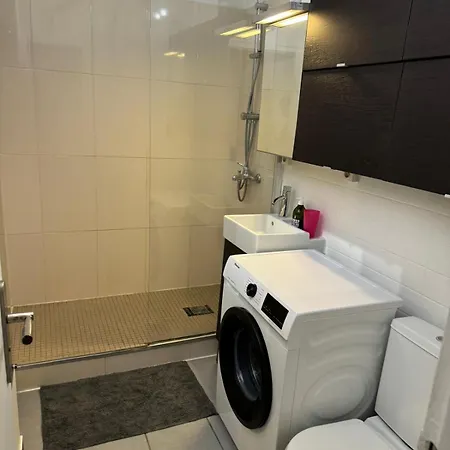 Chic 16th Arr King Bed Private Mews Access Paris