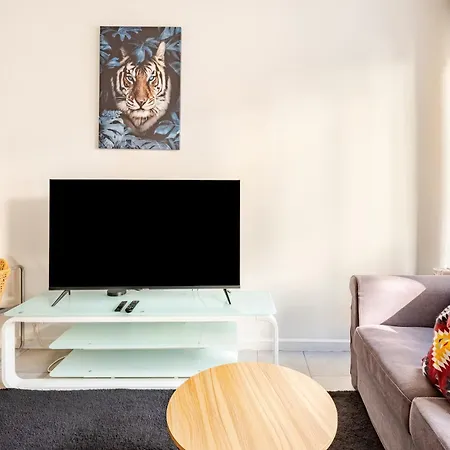 Chic 16th Arr King Bed Private Mews Access Daire Paris
