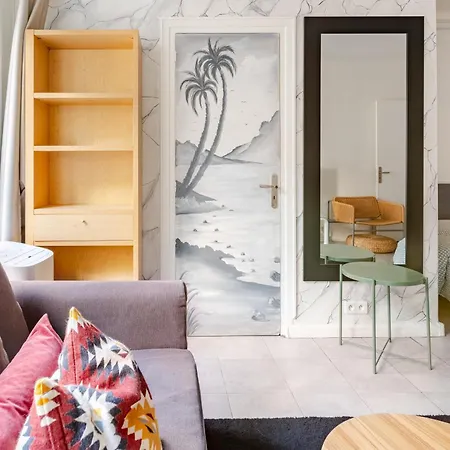 Chic 16th Arr King Bed Private Mews Access Daire