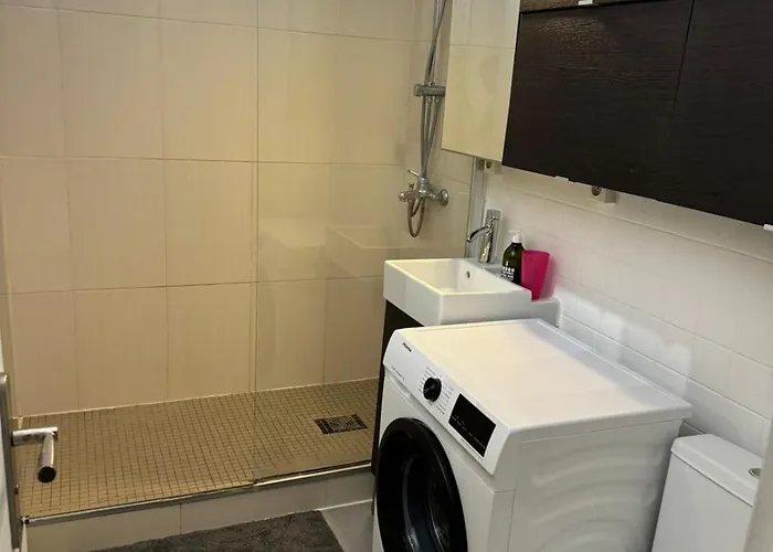 Chic 16th Arr King Bed Private Mews Access Paris