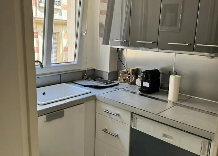 Apartment Chic 16th Arr King Bed Private Mews Access