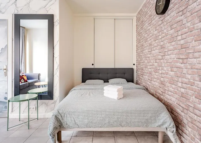 Chic 16th Arr King Bed Private Mews Access * Paris