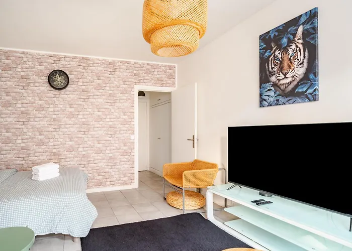 Chic 16th Arr King Bed Private Mews Access * 파리