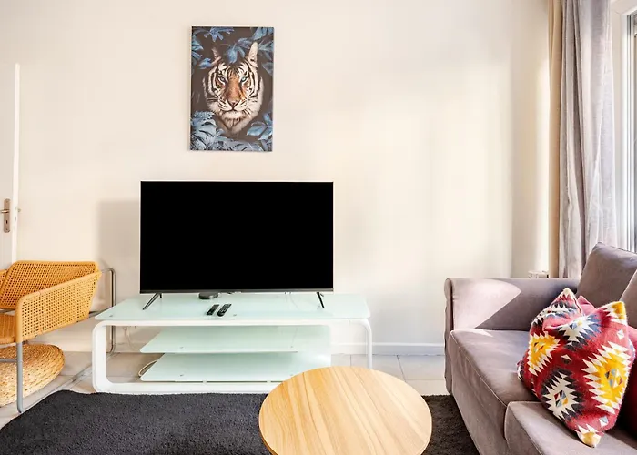 Chic 16th Arr King Bed Private Mews Access شقة باريس