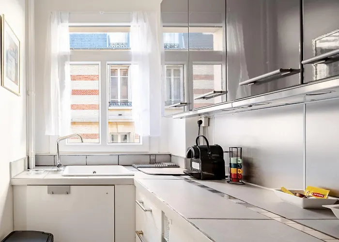 Chic 16th Arr King Bed Private Mews Access * Paris