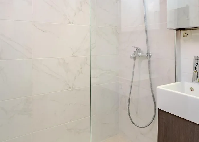 شقة Chic 16th Arr King Bed Private Mews Access باريس