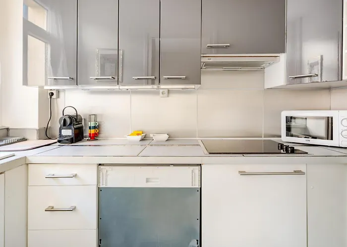 Chic 16th Arr King Bed Private Mews Access Daire