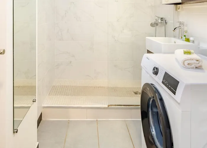 Chic 16th Arr King Bed Private Mews Access Daire *
