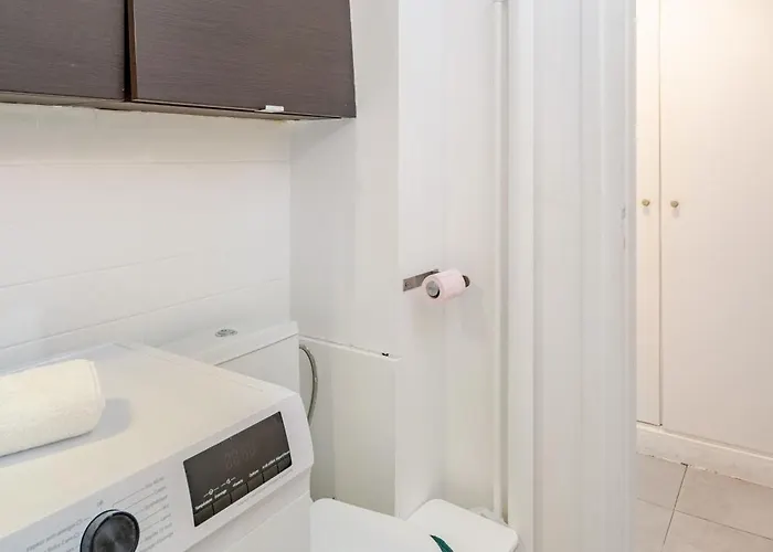 Chic 16th Arr King Bed Private Mews Access شقة باريس