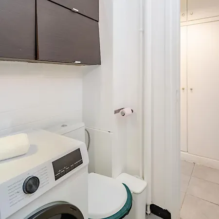 Chic 16th Arr King Bed Private Mews Access דירה פריז