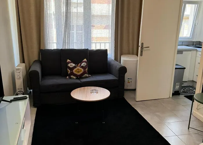 Chic 16th Arr King Bed Private Mews Access شقة